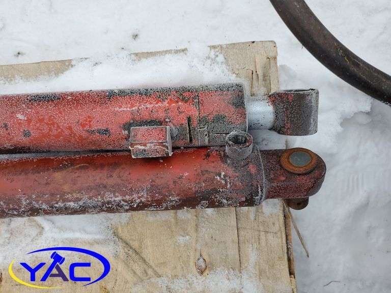 2 Hydraulic Cylinders Yorkton Auction Centre