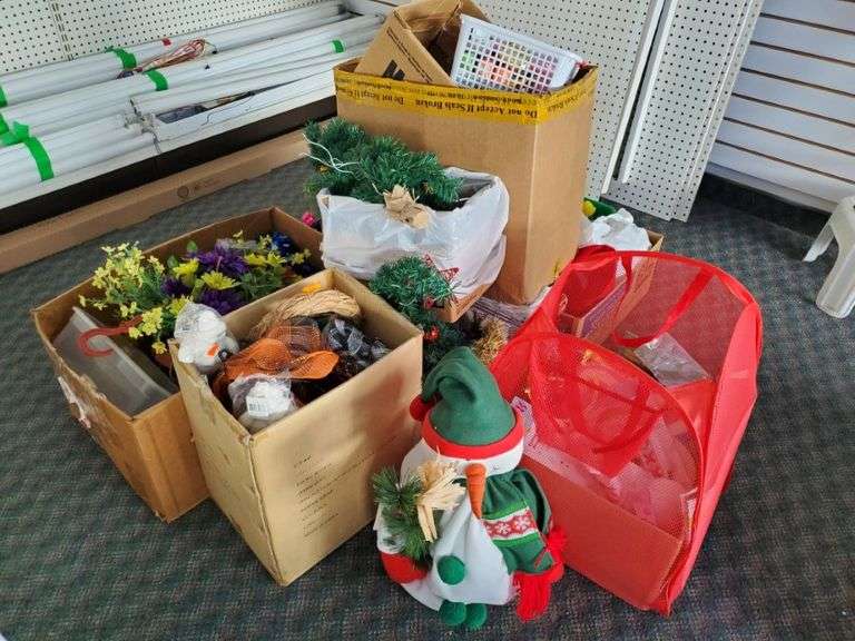 Assorted Seasonal Decor Yorkton Auction Centre