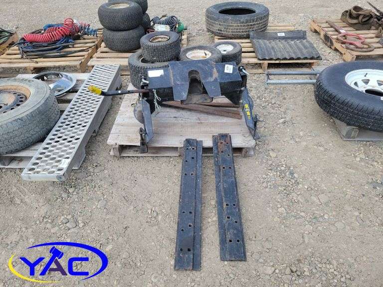5th-wheel-w-rails-yorkton-auction-centre