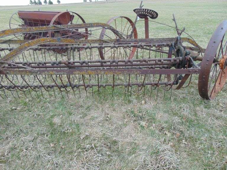 IH HAY RAKE ON REAR RUBBER Ziemer Hilbrands Auctions