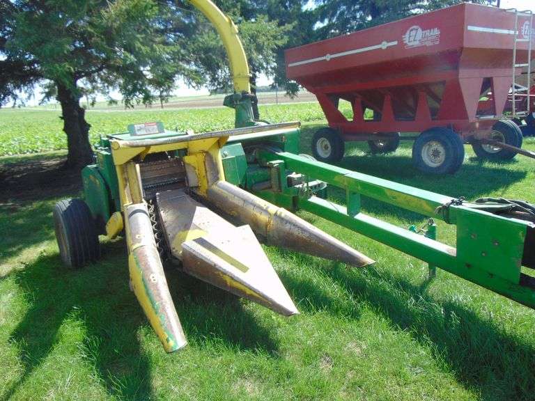 JD 3950 SILAGE CHOPPER, 2 ROW NARROW CORN & HAY HEAD Ziemer Hilbrands