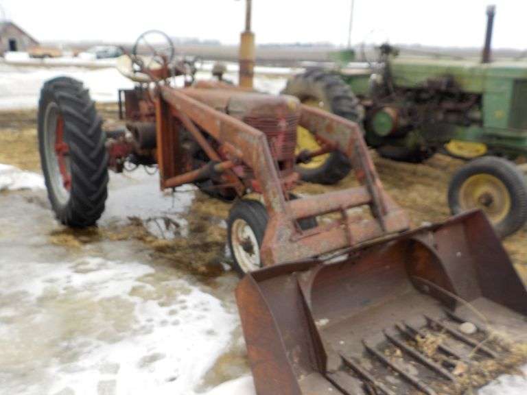FARMALL H, NARROW FRONT, WITH TRIP BUCKET LOADER Ziemer Hilbrands