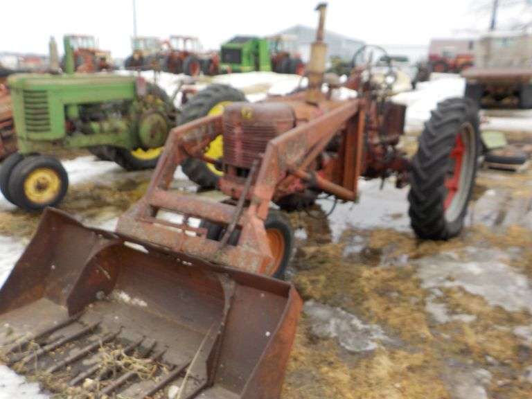 FARMALL H, NARROW FRONT, WITH TRIP BUCKET LOADER Ziemer Hilbrands