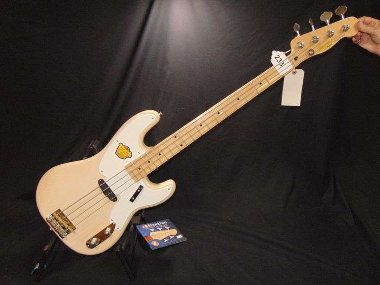 NEW FENDER 4STRING SOLID BODY BASS GUITAR WITH PINE BODY, MAPLE NECK