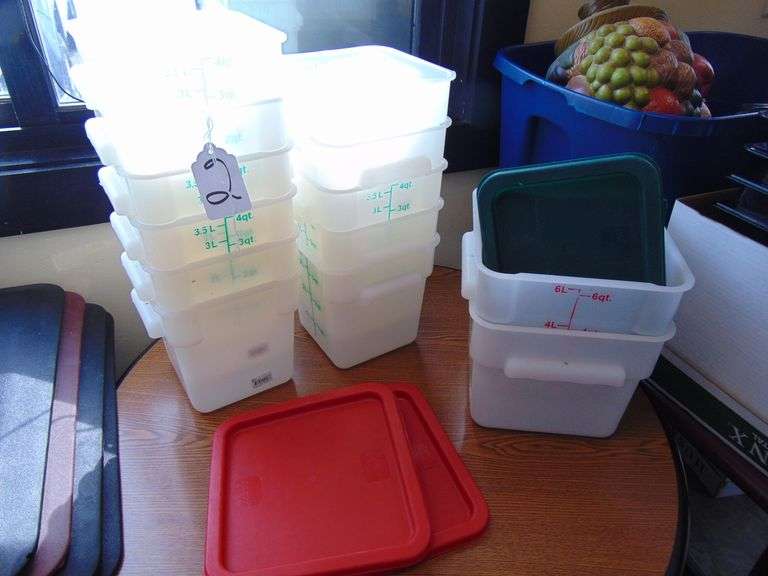 12 4 QT PLASTIC CONTAINERS w/COVERS & 2 6 QT PLASTIC CONTAINERS