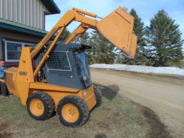 CASE 1840 SKID LOADER, 50 HP, 239 CI, CUMMINS ENGINE, w/7 FT BUCKET
