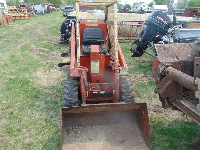 GEHL 360 SKID LOADER, ONAN ENGINE, 2850 HRS w/42" MATERIAL BUCKET
